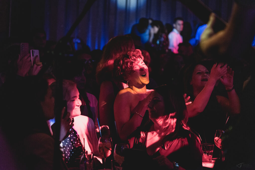 Klupski bonton - mlade devojke se provode u klubu