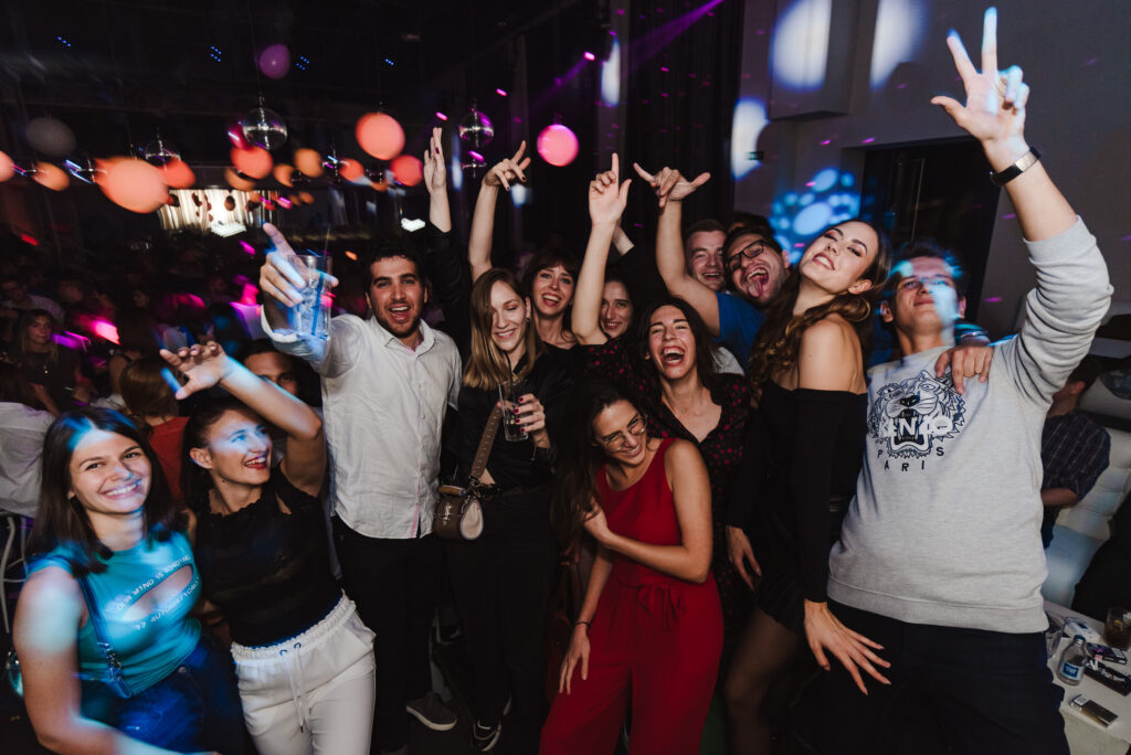 Grupa mladih ljudi koji se vesele u klubu