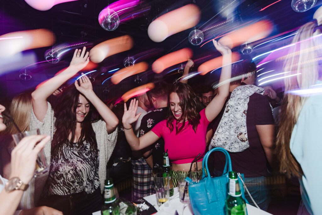 Klupski bonton: Dve devojke igraju u klubu