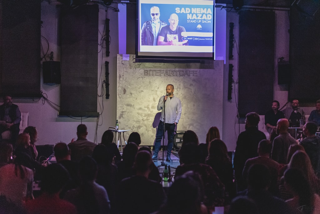 Vodič kroz srpski stand-up: od prvih nastupa do današnjih zvezda komedije. Idealno za fanove humora i dobre zabave!